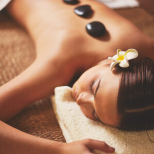 Massagem Relaxante com Pedras Quentes
